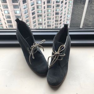 Like new SPERRY dark gray suede booties size 10